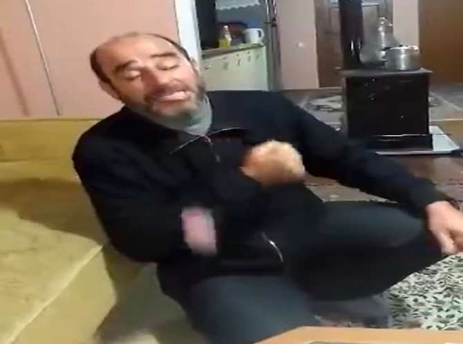 Şarkı Söylerken Takma Dişleri Fırladı !