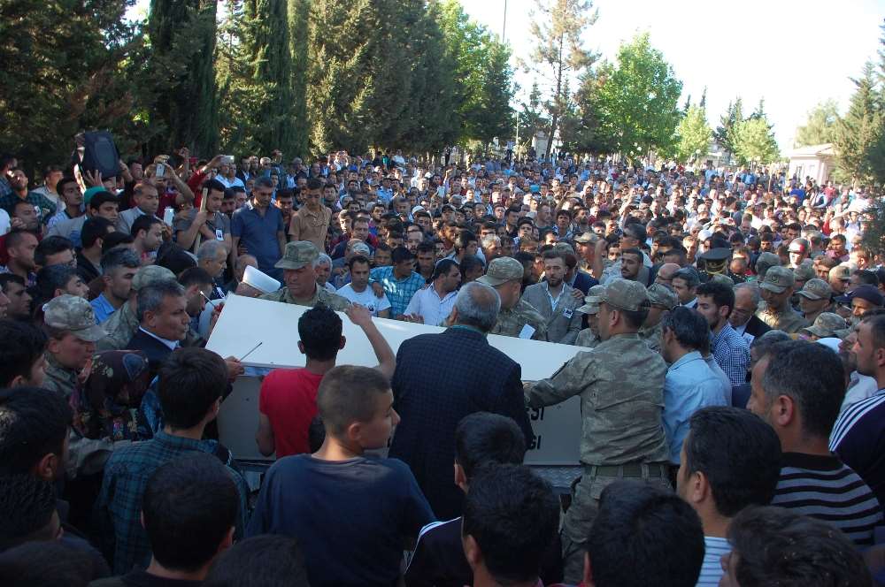 Şehidi Binlerce Kişi Uğurladı