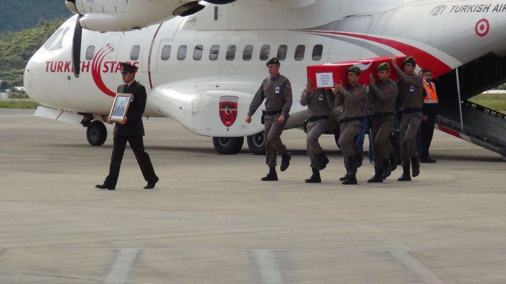 Şehidin Cenazesi Türk Yıldızları Uçağıyla Taşındı