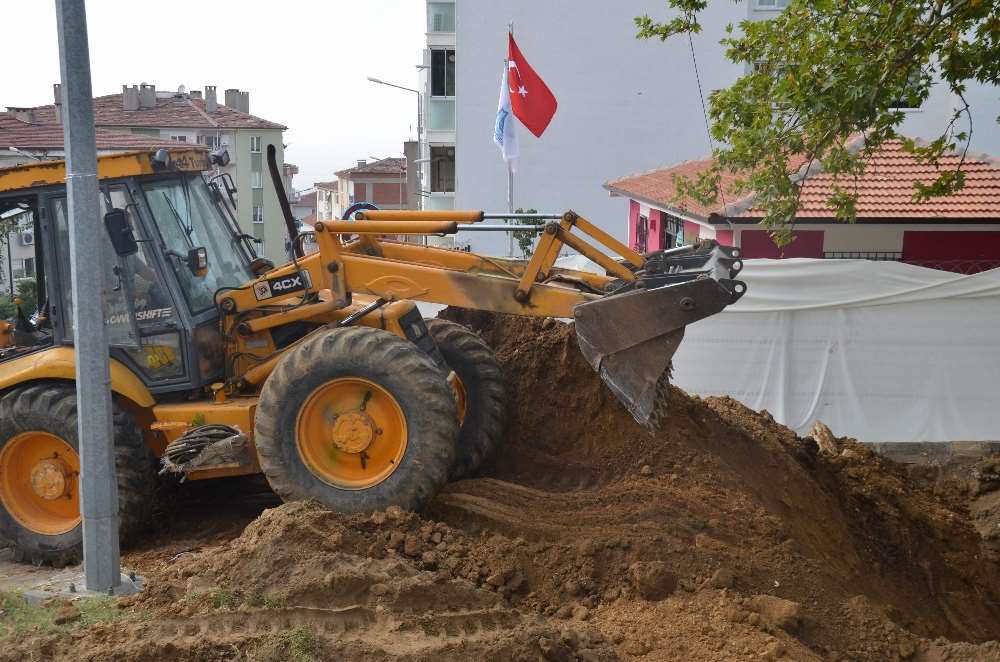 Şehir Merkezinde Kepçeyle Define Aradı