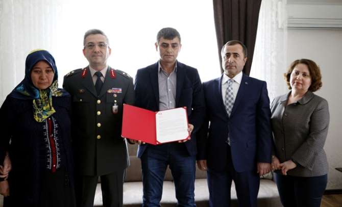 Şehit Ailesine Orgeneral Akar İmzalı Davet