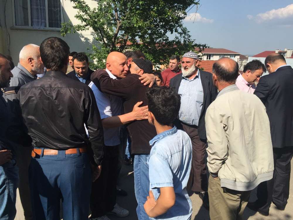 Şehit Babası Polislere Sarıldı