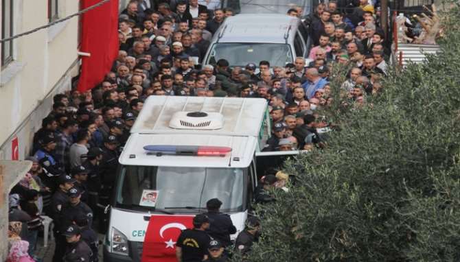 Şehit Eşini Üniformasıyla Uğurladı