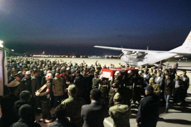 Şehit Oğlunu Asker Parasıyla Karşıladı