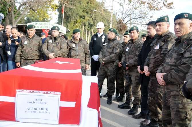 Şehit Polisi Binlerce Kişi Uğurladı