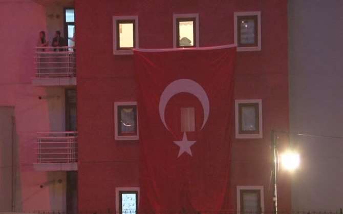 Şehit Polisin Baba Evine Ateş Düştü
