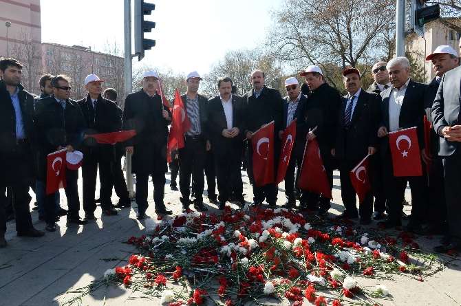 Şehitler İçin Karanfil Bırakıldı