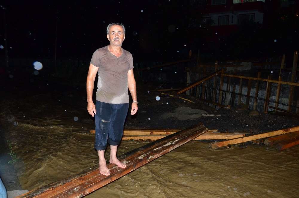 Sel Hayatı Felç Etti: 40 Hane Mahsur Kaldı
