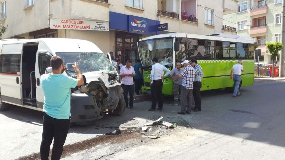 Servis Aracı Yolcu Midibüsüne Çarptı: 20 Yaralı