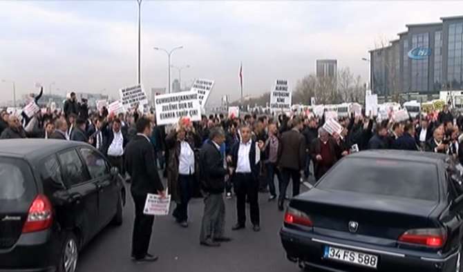 Servis Şoförleri E-5’i Trafiğe Kapattı