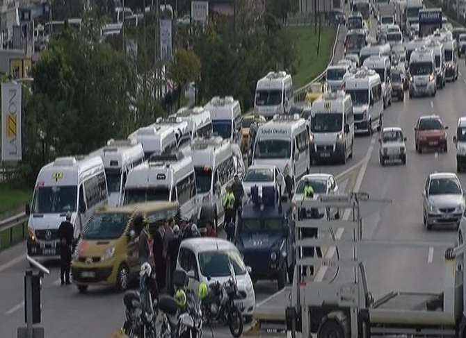 Servis Şoförleri Karayolunu Kapattı