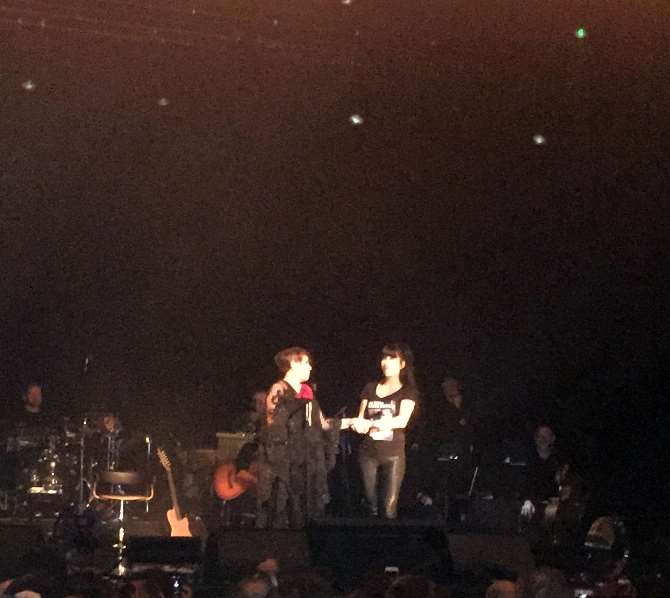 Sezen Aksu’ya Tişörtlü Jest