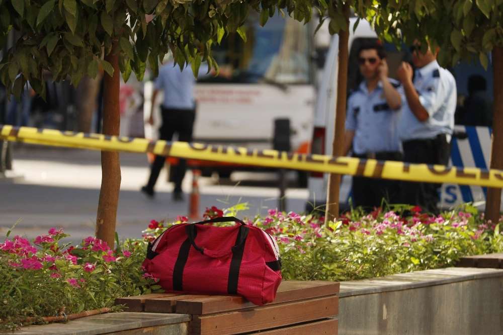 Şüpheli Çanta Polisi Alarma Geçirdi