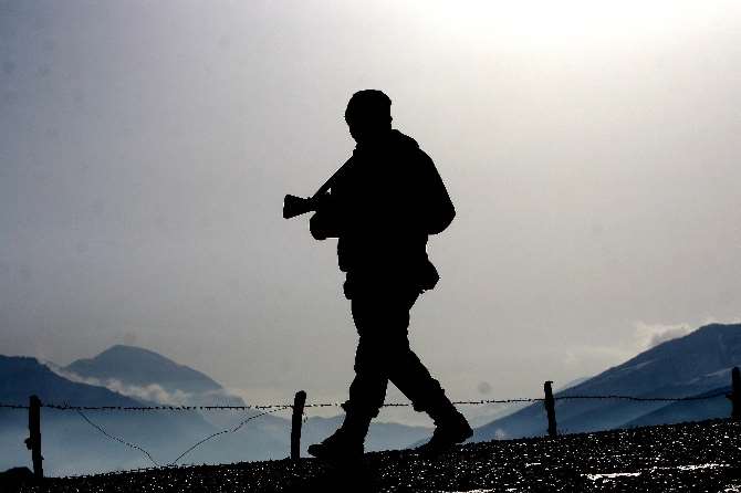 Sur’da 3 Asker Yaralandı