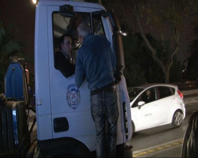 Sürücünün Fendi Çekiciyi Yendi