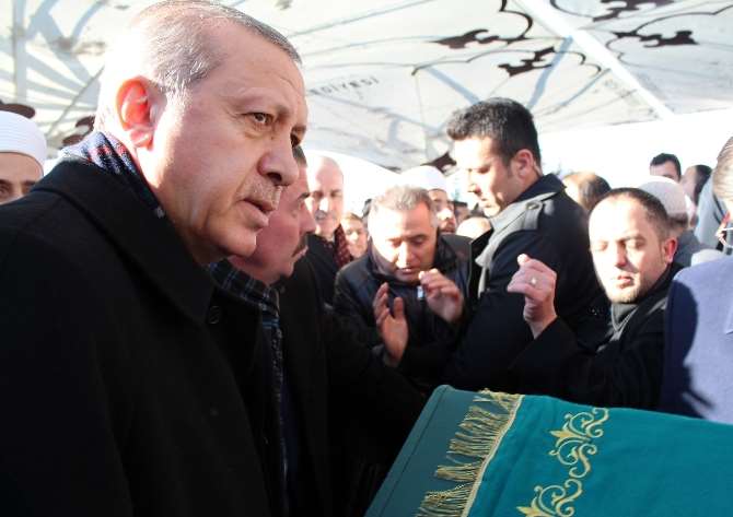 Tabutunu Davutoğlu İle Erdoğan Taşıdı