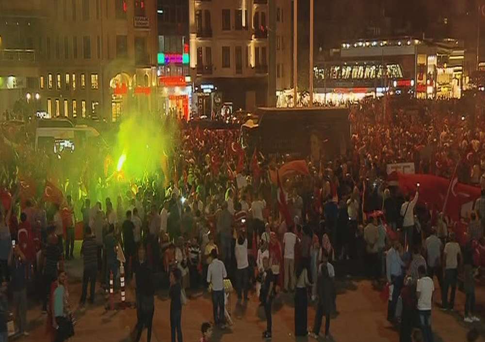 Taksim Meydanı Ve İbb Önünde Demokrasi Nöbeti Sürüyor