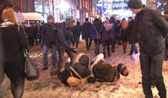 Taksim’de Vatandaşların Karla İmtihanı