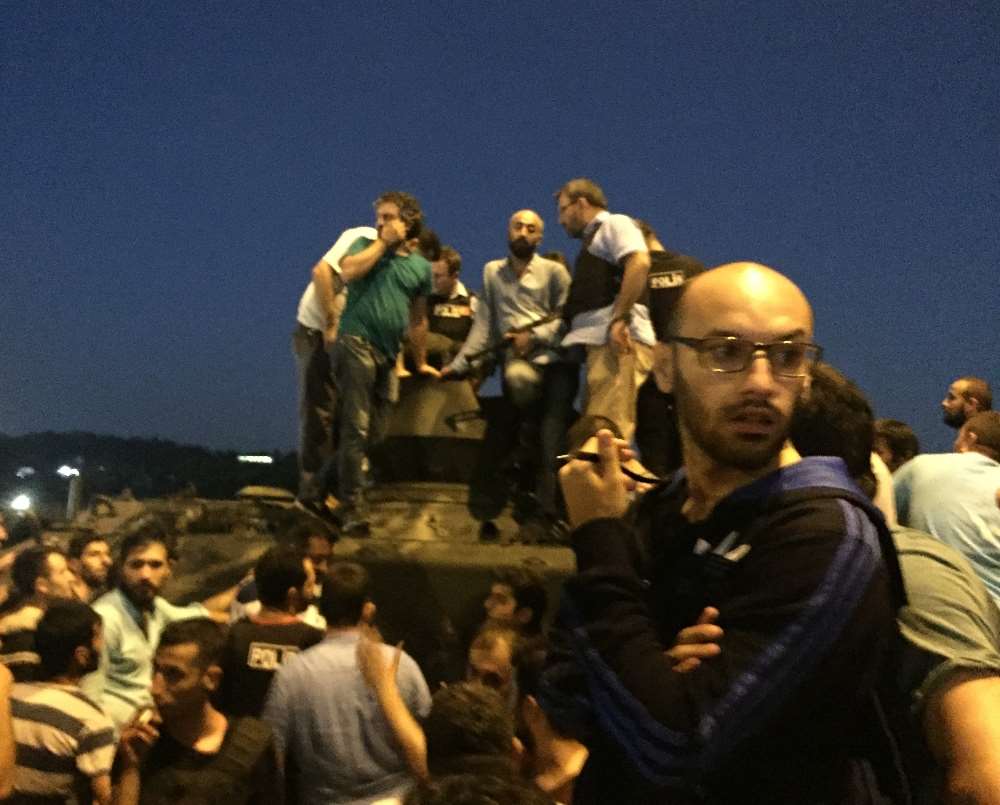 Tankın İçinde Kalan Askerleri Linçten Polis Kurtardı
