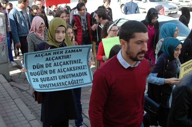 Tankların Yürütüldüğü Caddede Yürüdüler