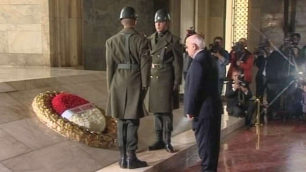 Tbmm Başkanı Atatürk Anıtı’na Çelenk Bıraktı