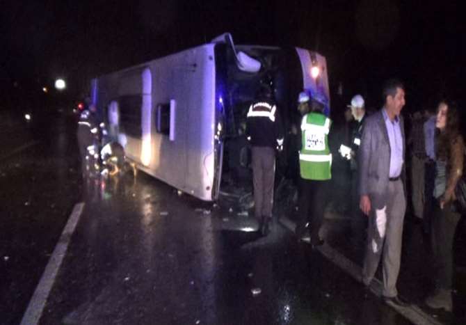 Tem Otoyolunda Yolcu Otobüsü Devrildi