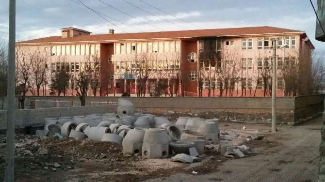 Teröristler 3 Okulu Ateşe Verdi