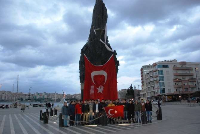 Terörü Truva Atı’na Türk Bayrağı Asarak Protesto Ettiler