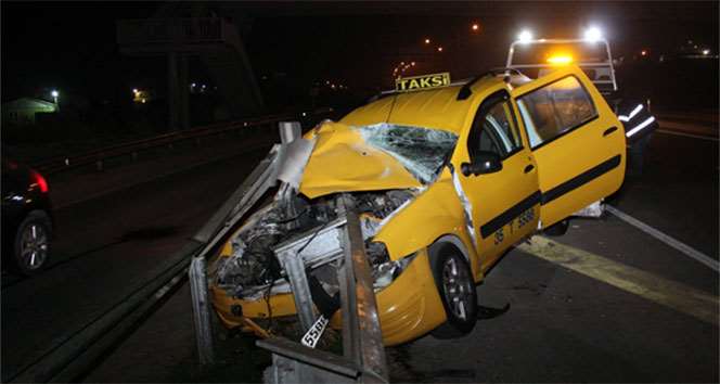Ticari Taksi Bariyerlere Girdi: 1 Yaralı