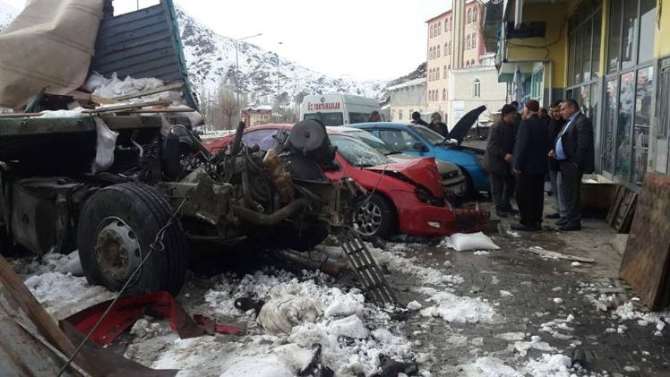 Tır Ortalığı Savaş Alanına Çevirdi: 3 Ölü, 2 Yaralı