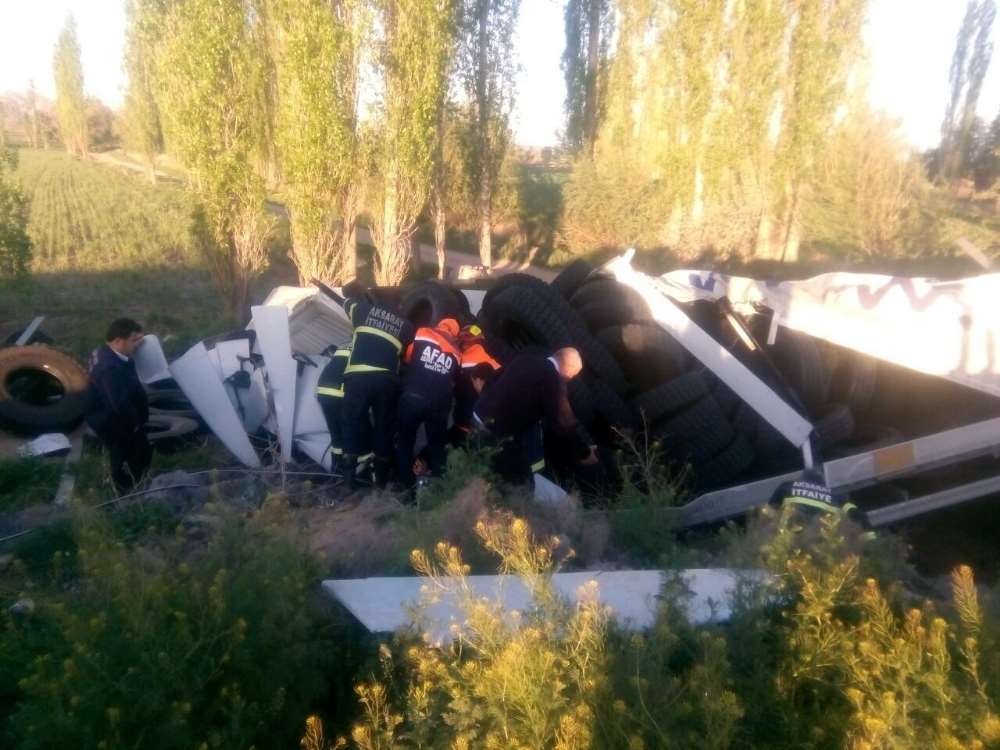 Tır Şarampole Devrildi: 1 Ölü
