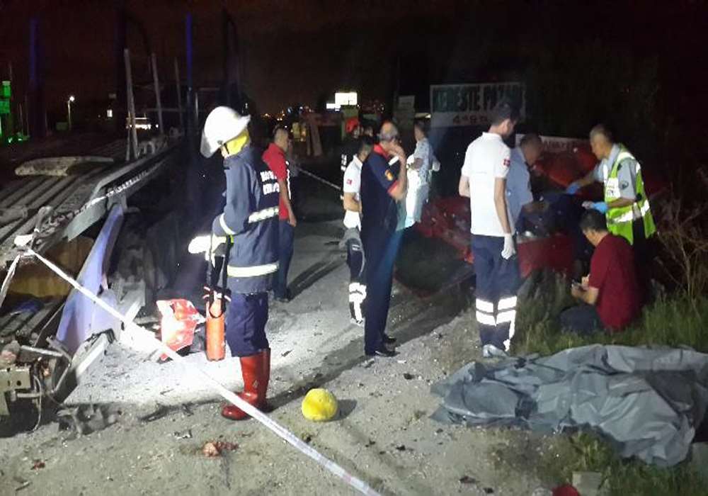 Tır’a Çarpan Otomobil Parçalandı: 4 Ölü 1 Yaralı