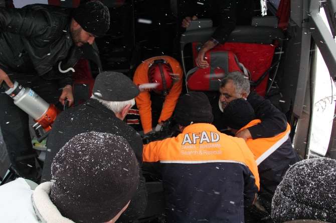 Tır’a Çarpan Yolcu Otobüsü Şarampole Yuvarlandı: 14 Yaralı