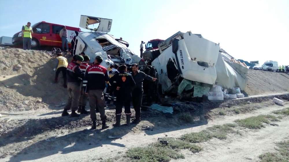 Tır’la Minibüs Çarpıştı: 7 Ölü !