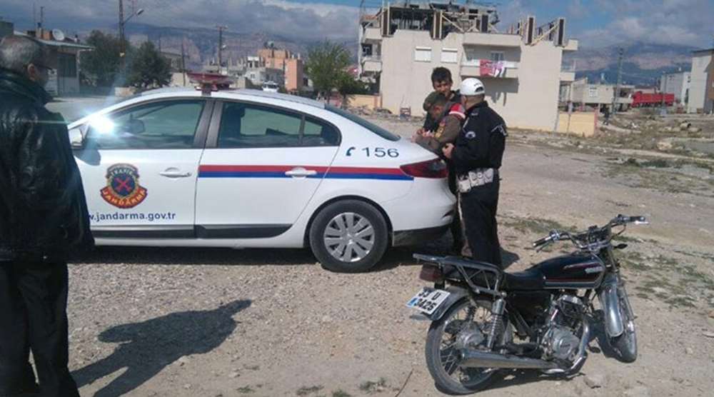Trafik Polisi Oğluna Ceza Kesti