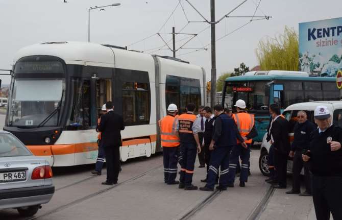 Tramvay Belediye Otobüsüyle Çarpıştı !