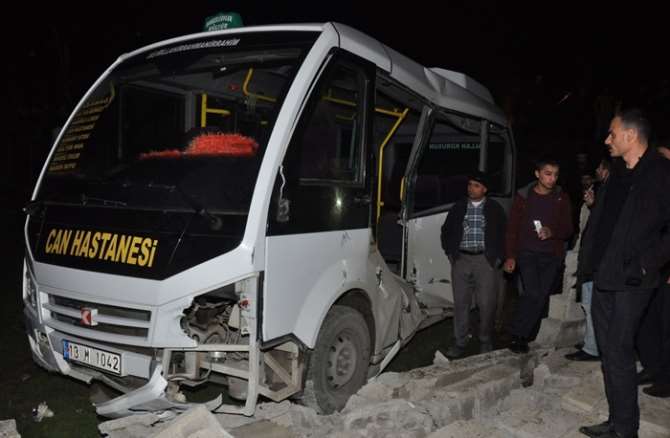 Tren Minibüse Çarptı: 1 Ölü, 3 Yaralı !