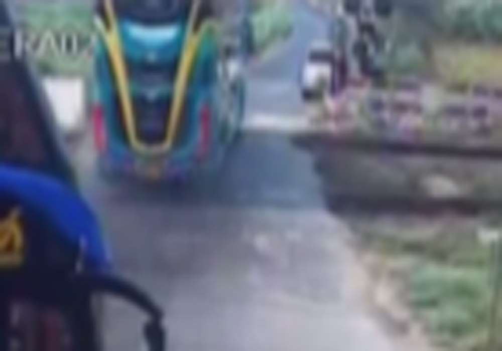 Tren Otobüse Çarptı: 3 Ölü, 30 Yaralı