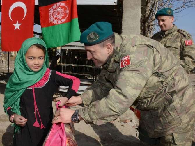 Tsk’dan Afgan Miniklere Kışlık Mont