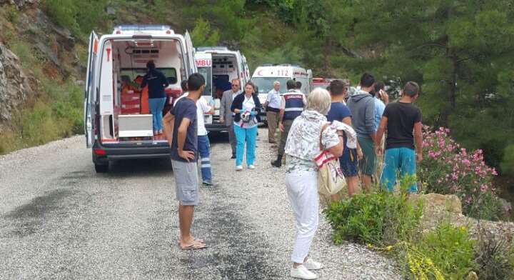 Turistleri Taşıyan Cip Baraja Uçtu: 4 Kayıp, 6 Yaralı