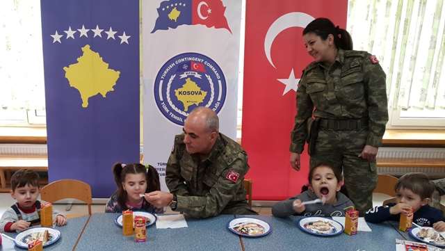 Türk Askerlerden Anlamlı Ziyaret