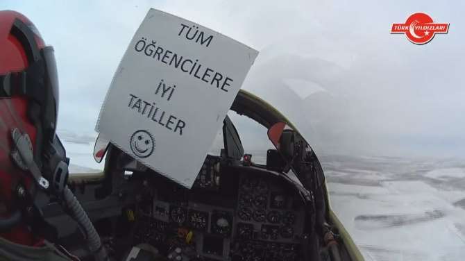 Türk Yıldızları’ndan Öğrencilere Sürpriz