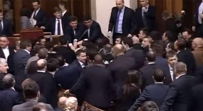 Ukrayna Parlamentosunda Yumruklar Konuştu