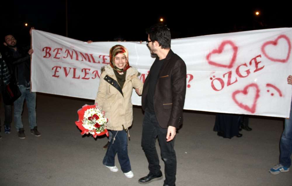 Üniversitede Sürpriz Evlilik Teklifi