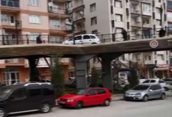 Üst Geçitte Bir Otomobil