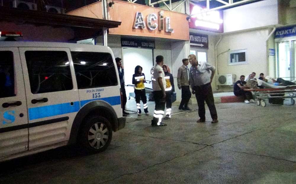 Uyardığı Çocuk Tarafından Bıçaklanan Polis Yoğun Bakımda