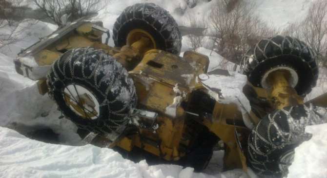 Van’da Kar Temizleme Aracı Devrildi