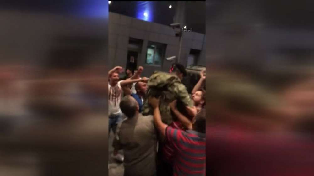 Vatandaşa Silah Doğrultmayan Asker Omuzlara Alındı