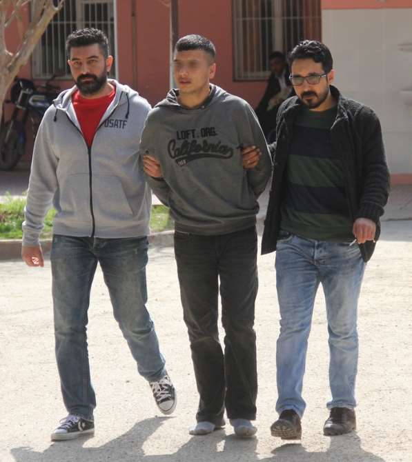 Yakalanan Torbacı Polisi Bıçakladı