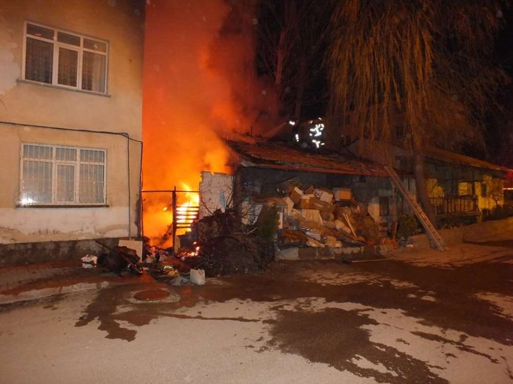 Yanan Hurda Dolu Ev Güçlükle Söndürüldü